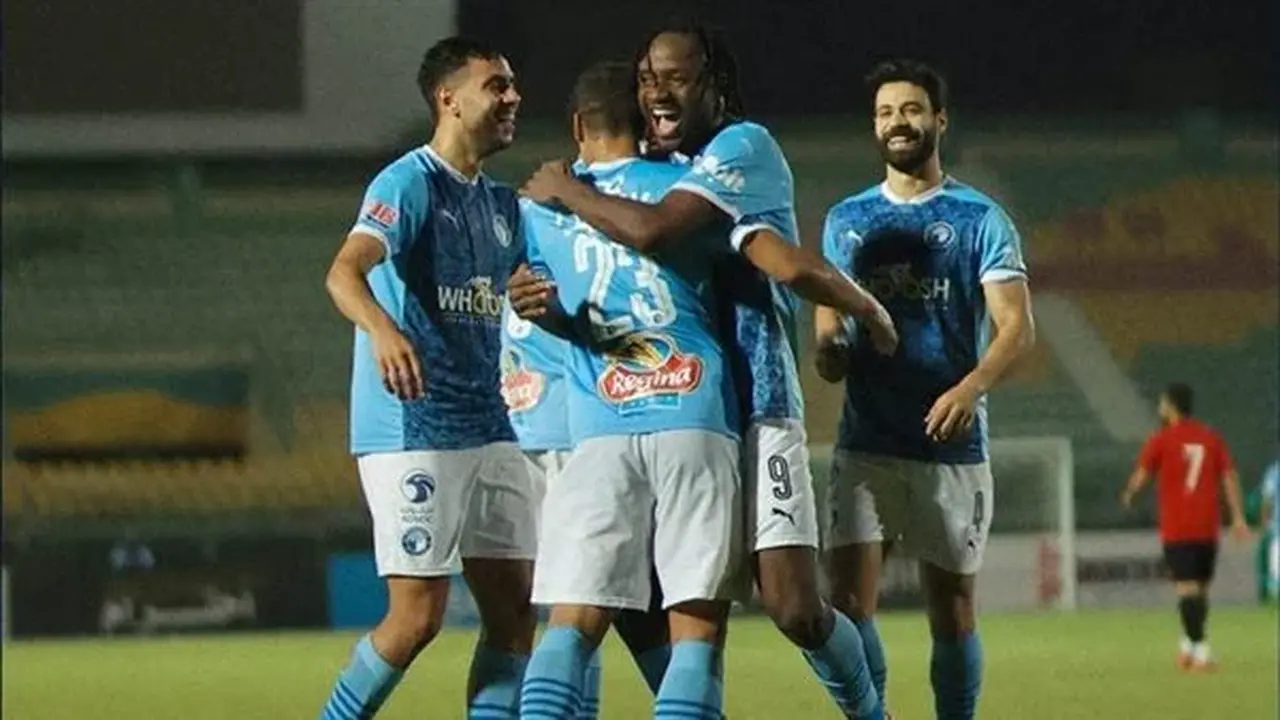 تحسم غدًا.. موعد انطلاق مباراة بيراميدز وسموحة بالدوري المصري وترددات القنوات الناقلة